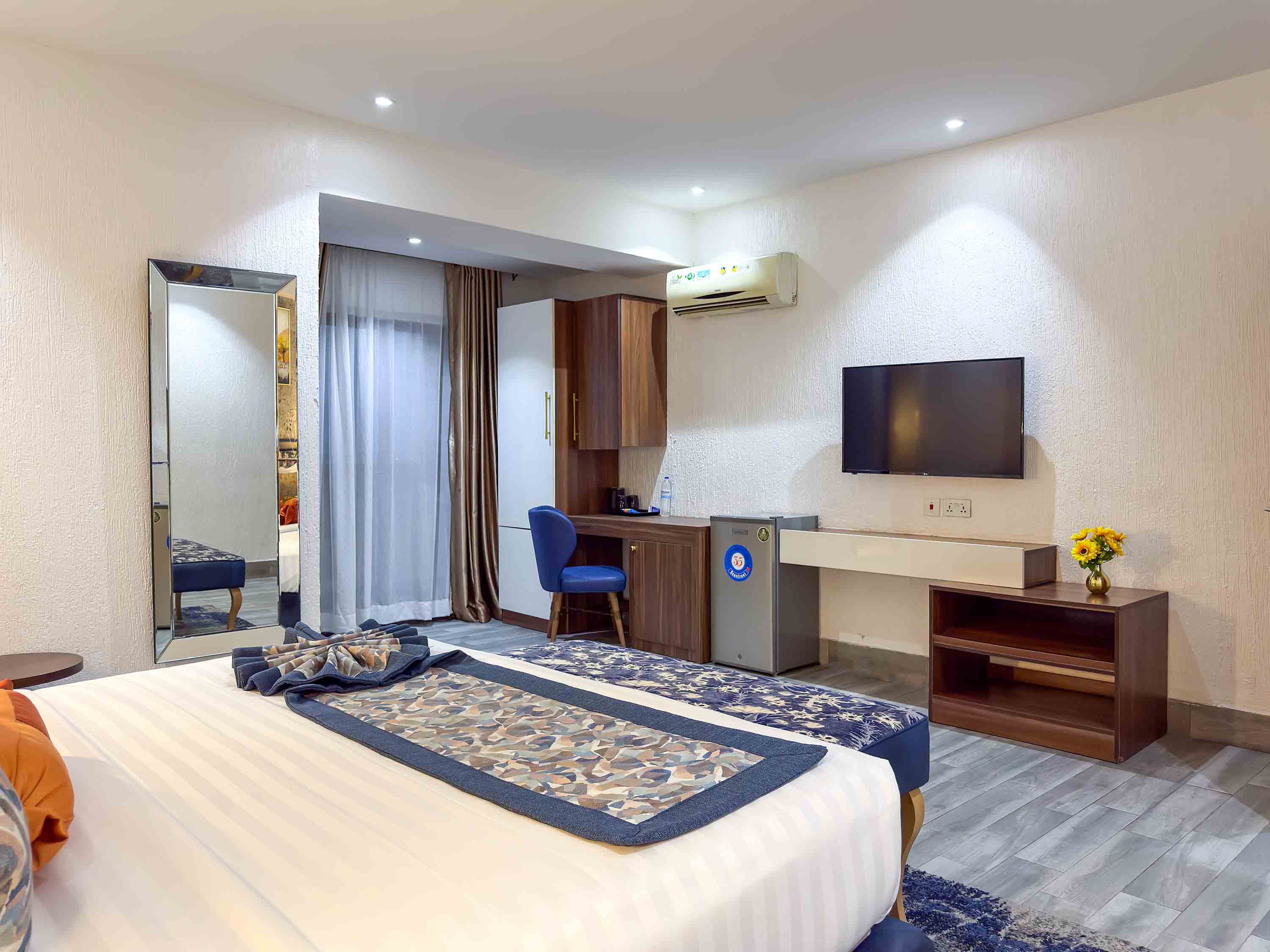 EXECUTIVE SUITE - Image 5